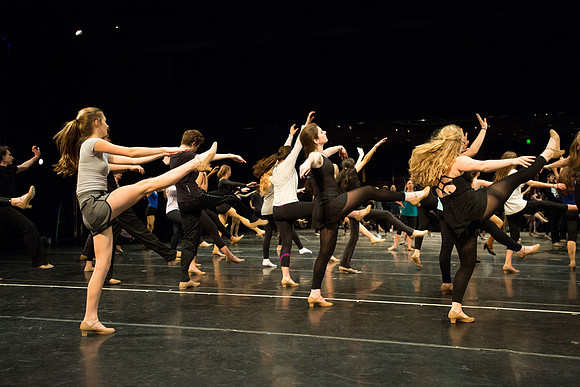 KIN_CHORUS_LINE_MONDAY_132