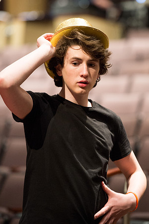 KIN_CHORUS_LINE_MONDAY_001