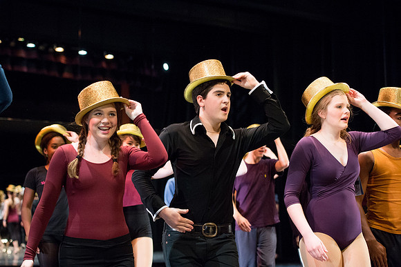 KIN_CHORUS_LINE_MONDAY_259
