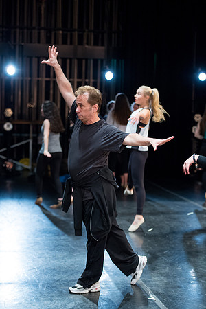 KIN_CHORUS_LINE_MONDAY_318