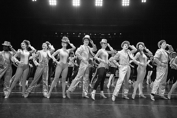 KIN_CHORUS_LINE_MONDAY_121