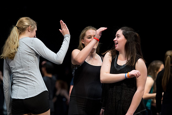 KIN_CHORUS_LINE_MONDAY_324