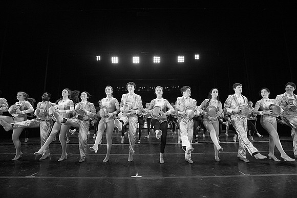 KIN_CHORUS_LINE_MONDAY_127