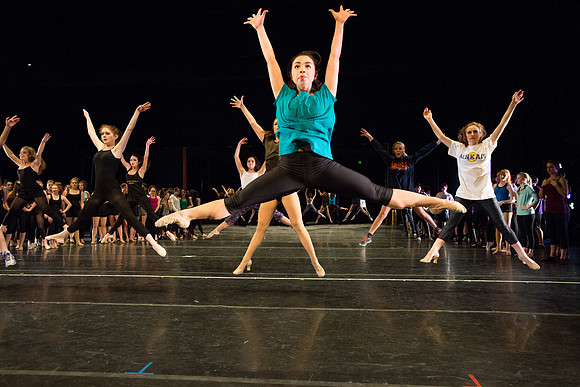 KIN_CHORUS_LINE_MONDAY_138
