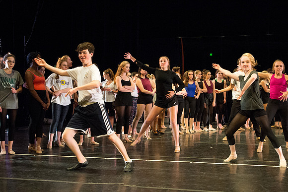 KIN_CHORUS_LINE_MONDAY_139