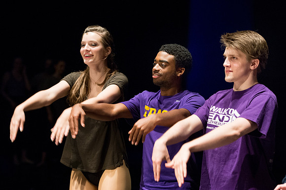 KIN_CHORUS_LINE_MONDAY_395