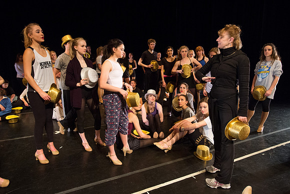 KIN_CHORUS_LINE_MONDAY_109