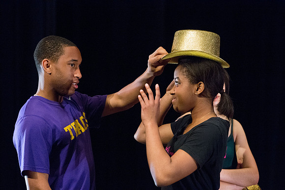 KIN_CHORUS_LINE_MONDAY_213