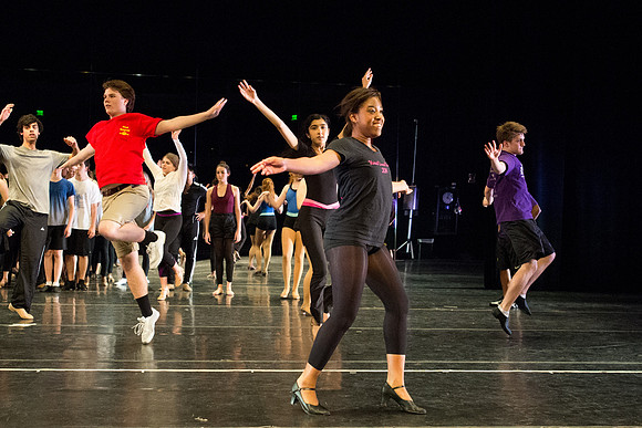 KIN_CHORUS_LINE_MONDAY_140
