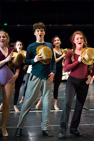 KIN_CHORUS_LINE_MONDAY_262